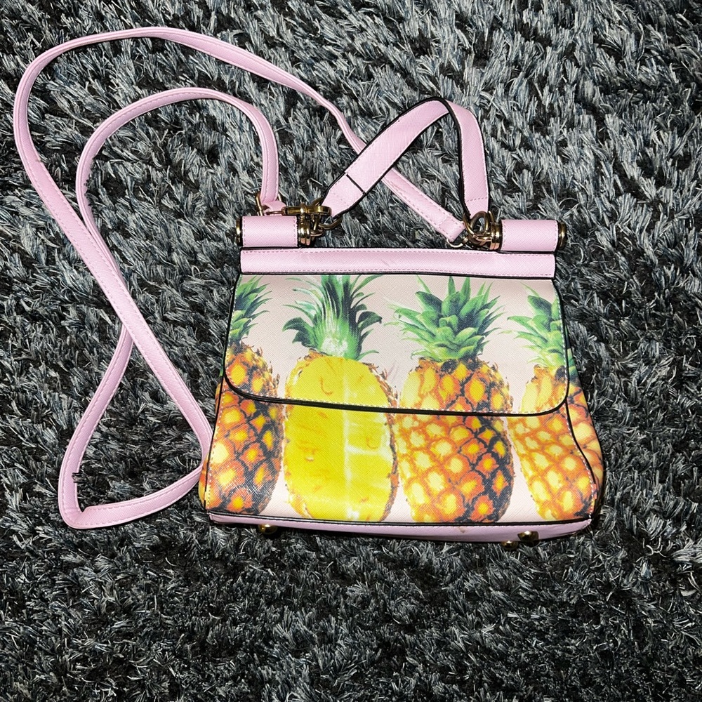 Super cute pineapple purse!